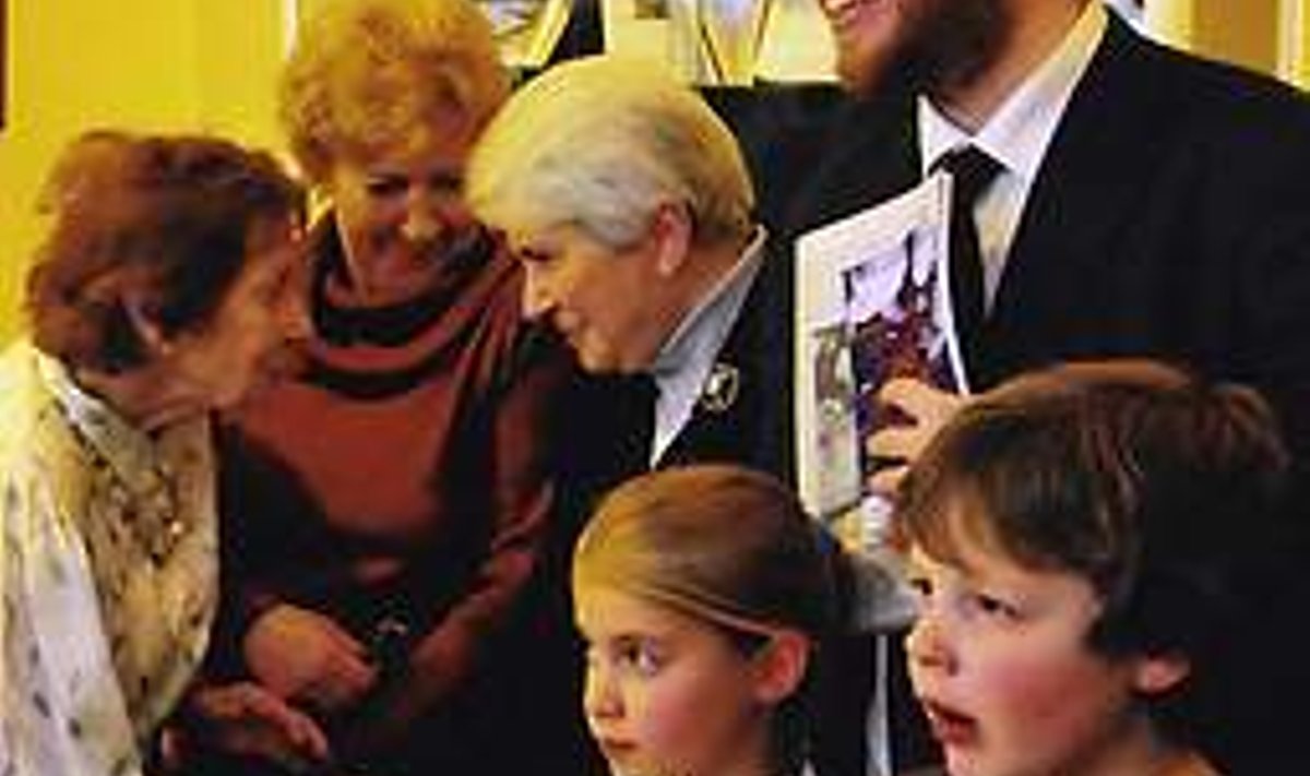 ALEKSANDR SOLŽENITSÕNI PEREKOND:Heli Susi tervitab Solženitsõni leske Olga Dmitrijevnat, tema kõrval poeg Jermolai ja tema lapsed Katja ja Mitja. Heli Susi erakogu