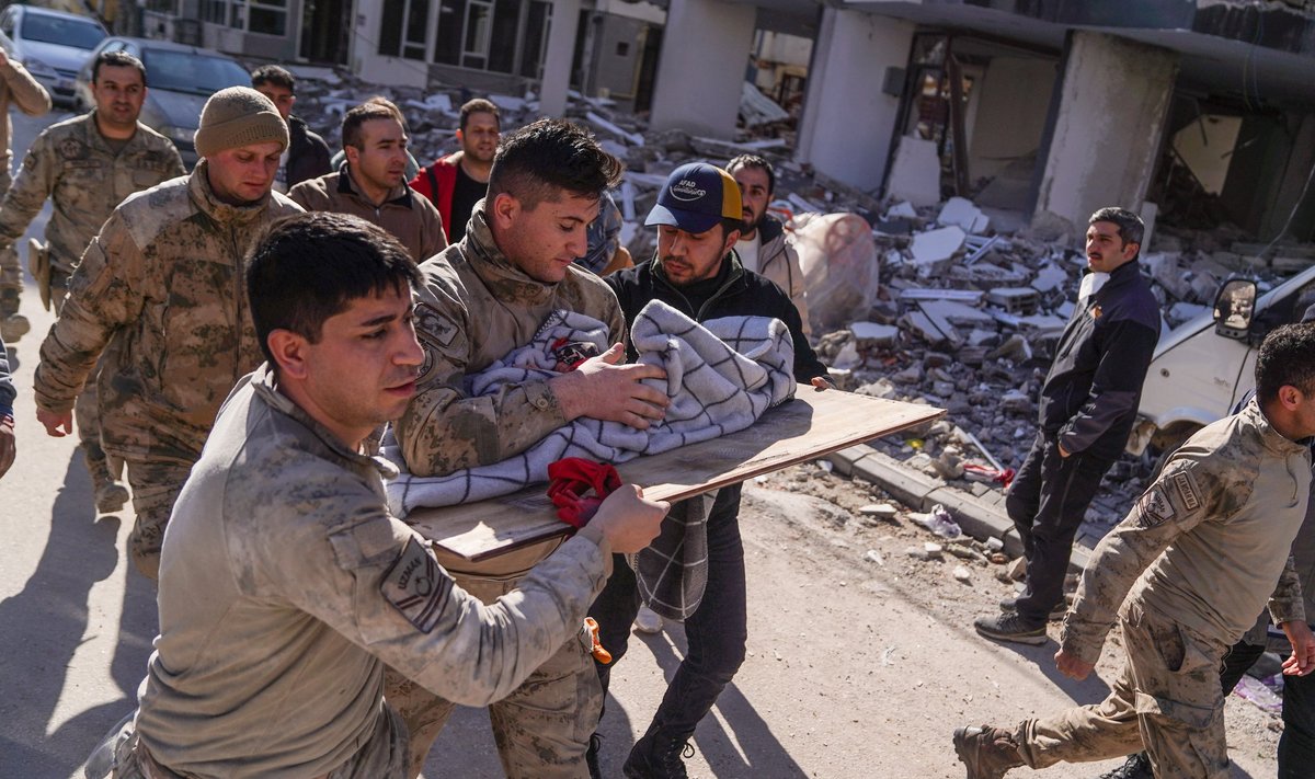 Военные с 20-дневным младенцем, найденным под завалами, спешат к спасателям