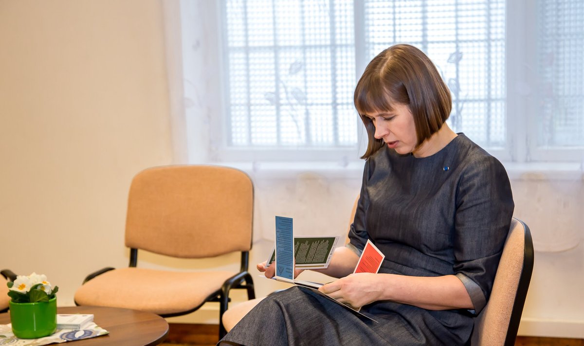 MTÜ Pesapuu külastus- president tutvumas edulugude kaardipakiga.
