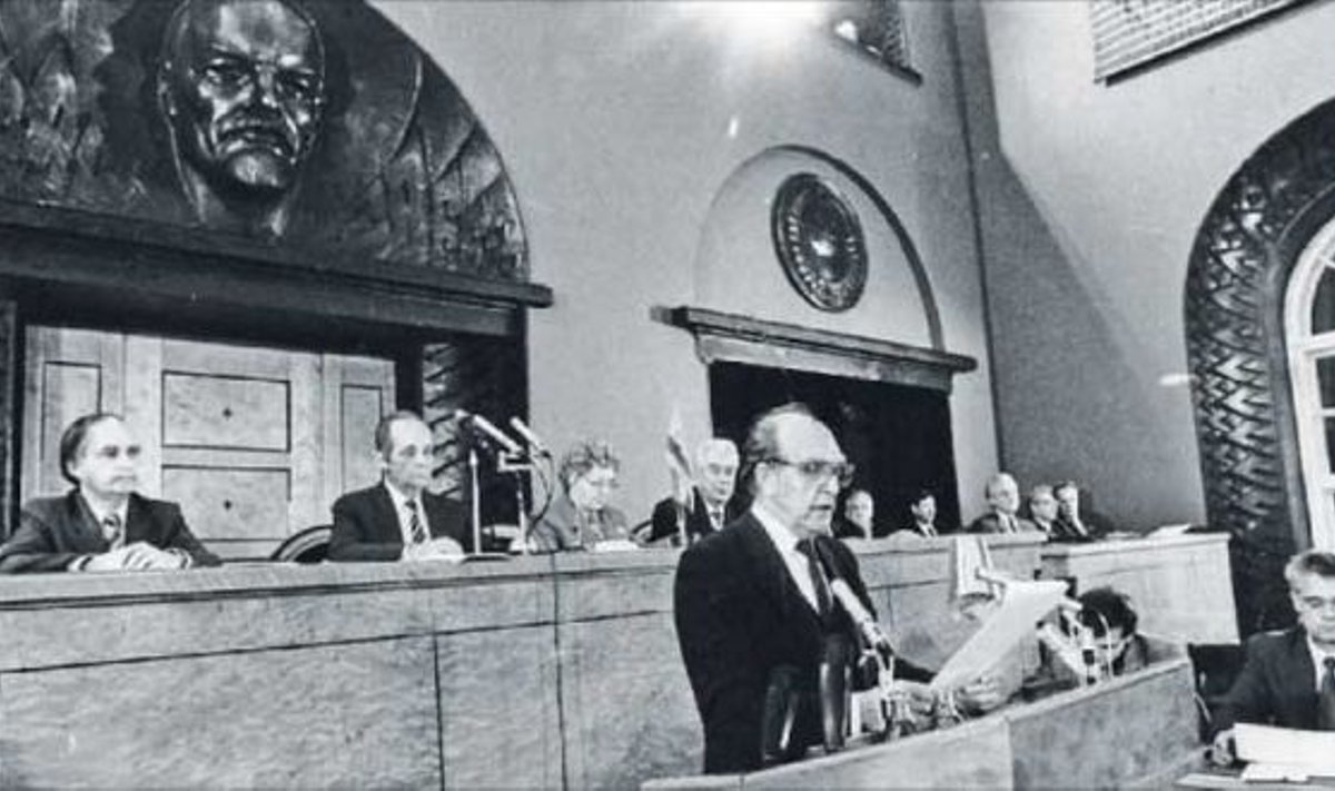 Deklaratsiooni Eesti NSV 
suveräänsusest luges Ülem­nõukogus ette 
välisminister Arnold Green. Tagaplaanil 
istuvad Jaan Rääts ja 
Vaino Väljas.