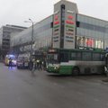 ФОТО: У остановки Хобуяама в Таллинне мужчина попал под автобус