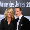 Schumacheri abikaasa annab filmis avameelse intervjuu. "Igatsen Michaelit väga. Ta on teistsugune, aga elame koos."