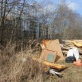 ФОТО | Остановлена незаконная постройка дачи из мусора на чужом участке