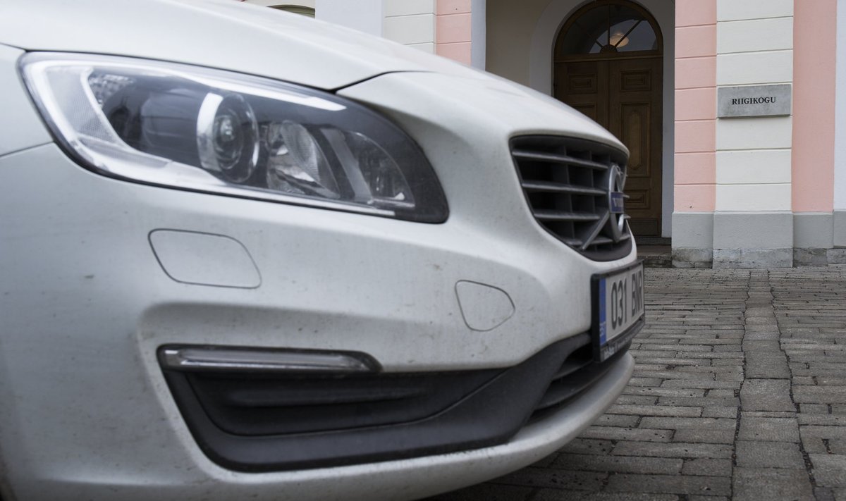 Riigikogu endine koosseis otsustas, et kuluhüvitisest makstavale autoliisingule seatakse 450-eurone ülempiir. Fotol Toompea lossi esine parkla
