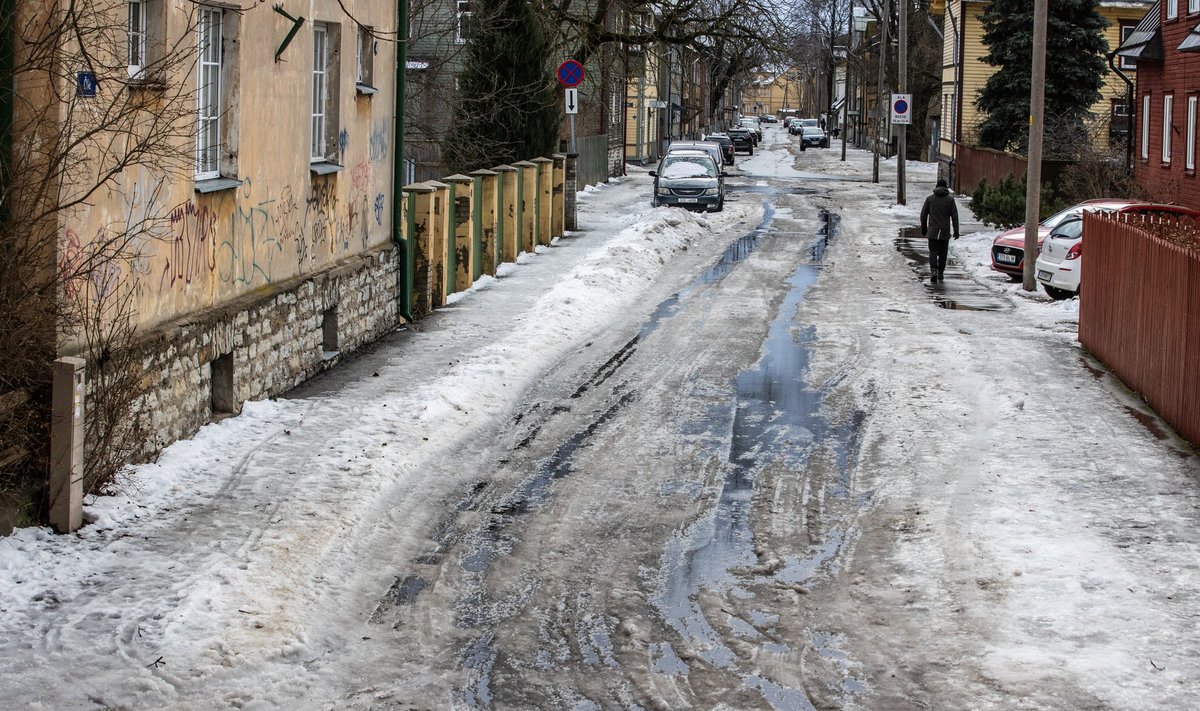 Väiksematel tänavatel võib tee ka kõigile liiklejatele üleöö takistusrajaks muutuda. Siiski on autodel mõningase lumekihi korral lihtsam liigelda kui jalakäijatel.