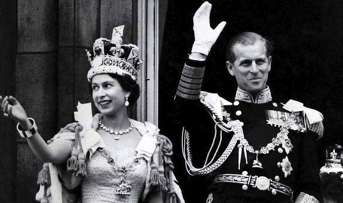 Buckinghami palee rõdul pärast Elizabethi kroonimist (1953).