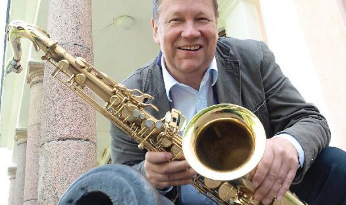 “Mõisakoolil oli hoopis teistsugune mõju,” tõdeb Lembit Saarsalu. Roosna-Alliku mõisakoolis said alguse ka saksofonivirtuoosi esimesed muusikakatsetused, esmalt akordionil, siis klarnetil.