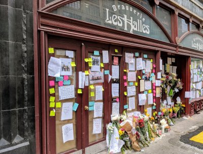 Bourdaini ühe olulisema tööandja Brasserie Les Halles'i pankrotistunud restorani ukse esine on täis leinavate inimeste soove. 