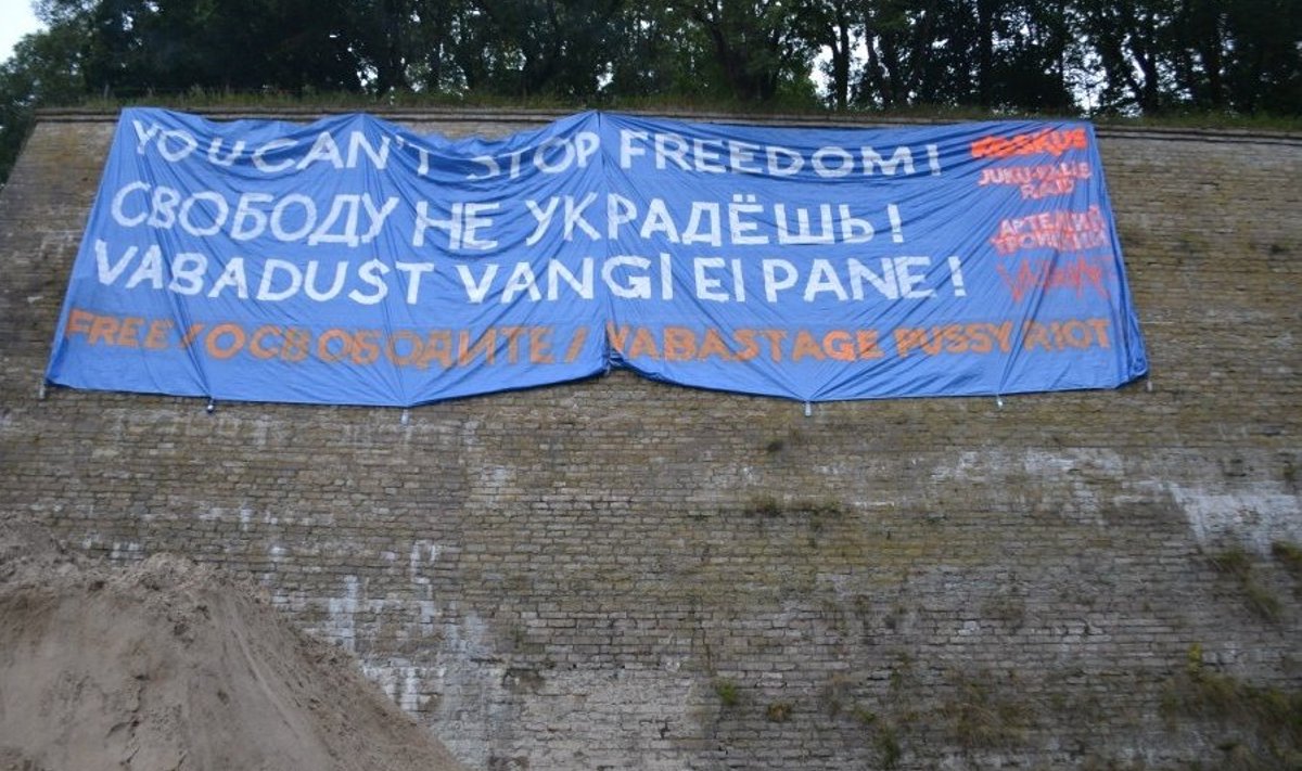 Pussy Riotile pühendatud vabaduse plagu Narva bastioni seinal, Juku-Kalle Raid