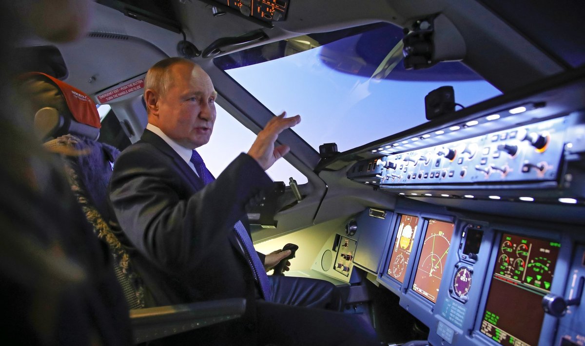 Venemaa juht Vladimir Putin Aerofloti lennukooli lennukisimulaatori kokpitis 5. märtsil