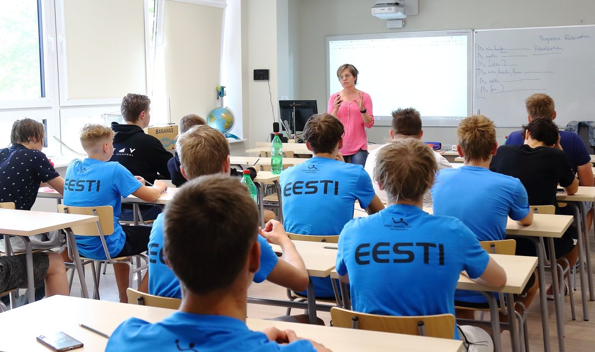 Talendilaagri noormehed kuulamas Tartu Ülikooli spordipsühholoogia õppejõu Aave Hannuse loengut.