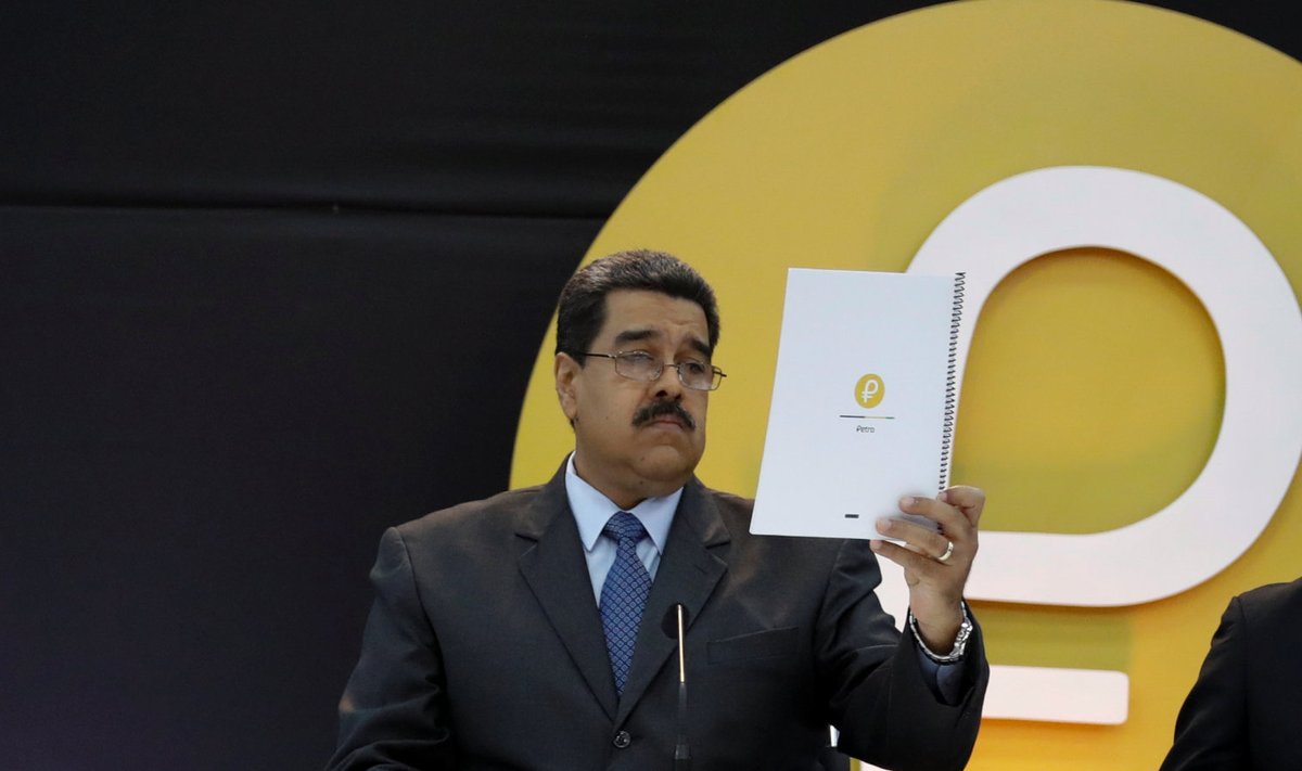 Venezuela president Nicolas Maduro tutvustab riigi krüptoraha petro sümbolit