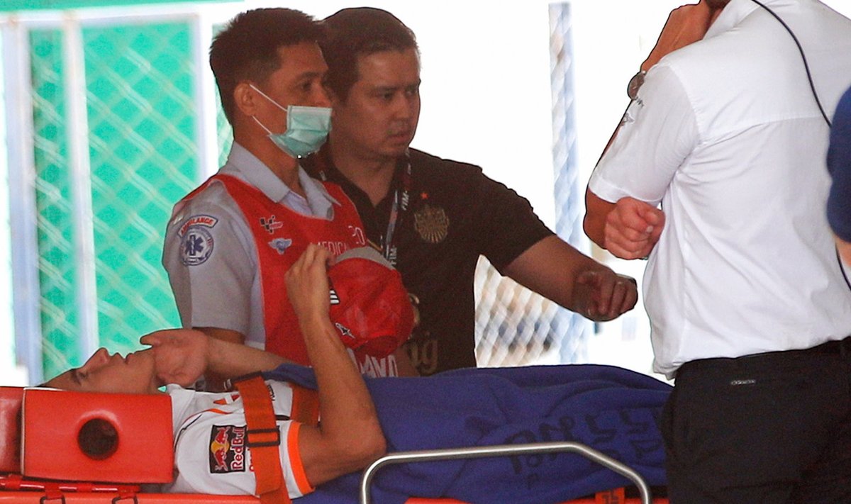 Marc Marquez toimetati kanderaamil haiglasse.