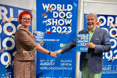 Janita J. Plungė ja Swiss Kennel Club president Laurent Pichard.