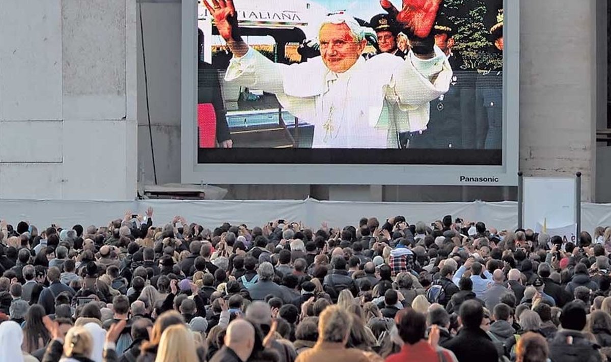 Üleeile, oma viimasel päeval paavstina, istus Benedictus XVI Vatikanis helikopterisse ja sõitis suveresidentsi Castel Gandolfos.