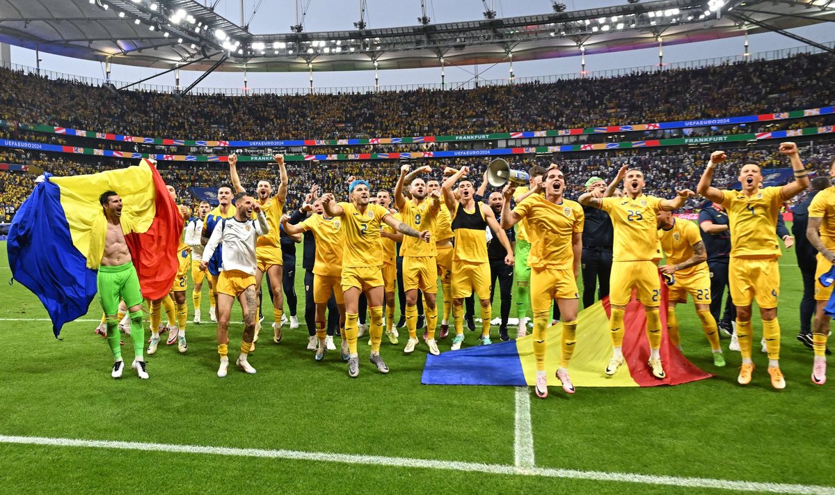 Rumeenia mängijad peale lõpuvilet fännidega tähistamas.