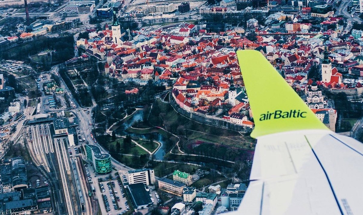 Air Balticu lennuk Tallinna kohal.
