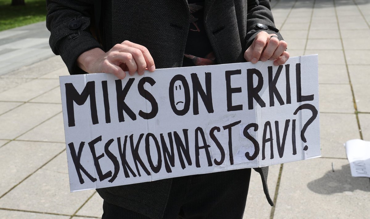 Kliimastreike korraldavad noored võitlevad selle nimel, et keskkonnaminister Erki Savisaar astuks tagasi. 