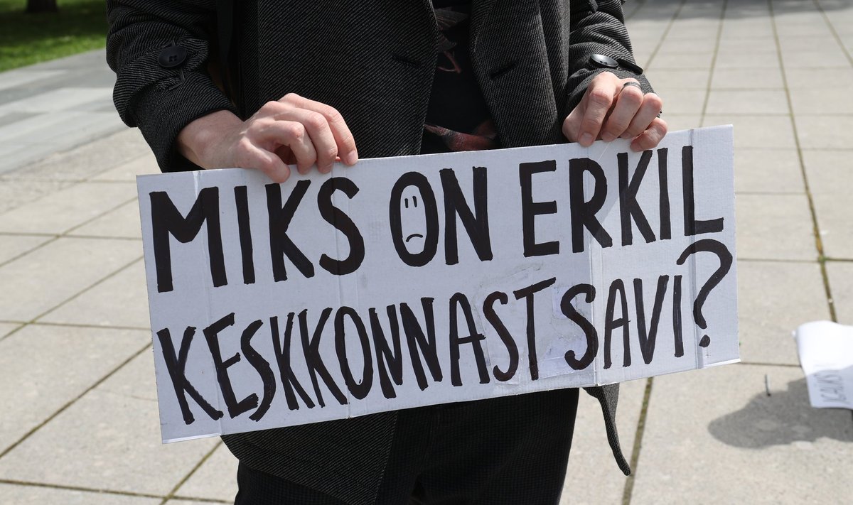 Kliimastreike korraldavad noored võitlevad selle nimel, et keskkonnaminister Erki Savisaar astuks tagasi.