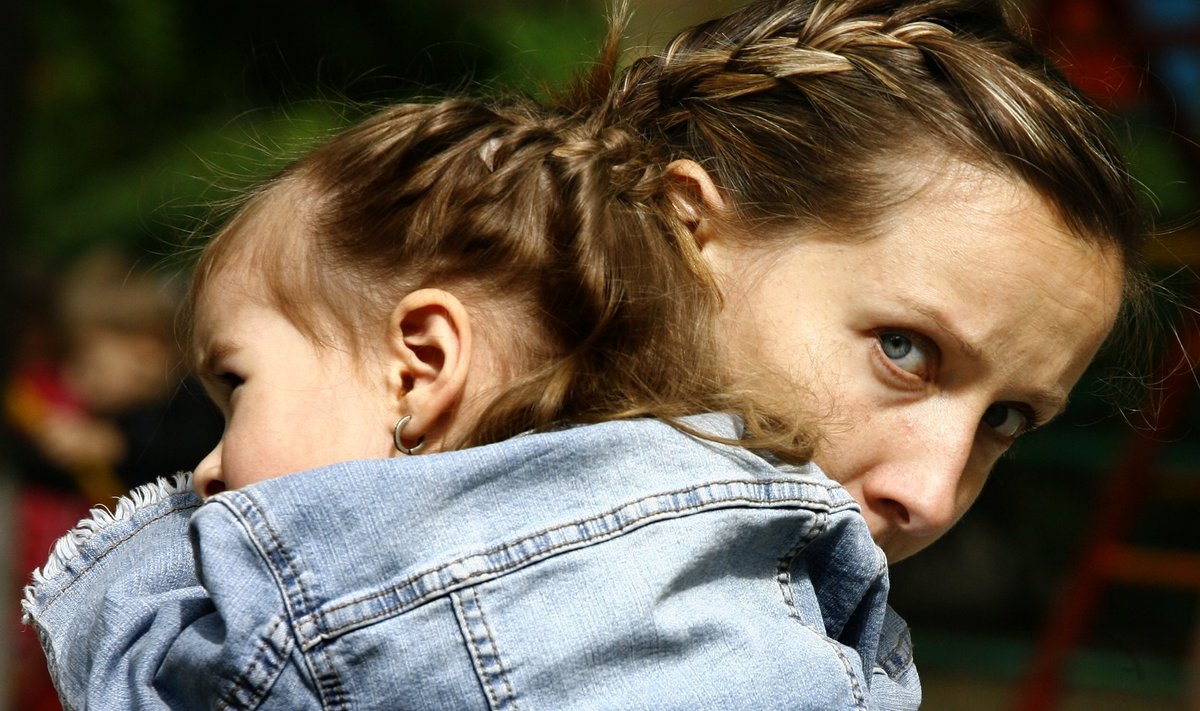 Мать с ребенком в лагере для беженцев. Ростов-на-Дону, 12 июня 2014 г.