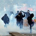 В ходе первомайского шествия в Париже вспыхнули беспорядки, полиция применила газ и водометы