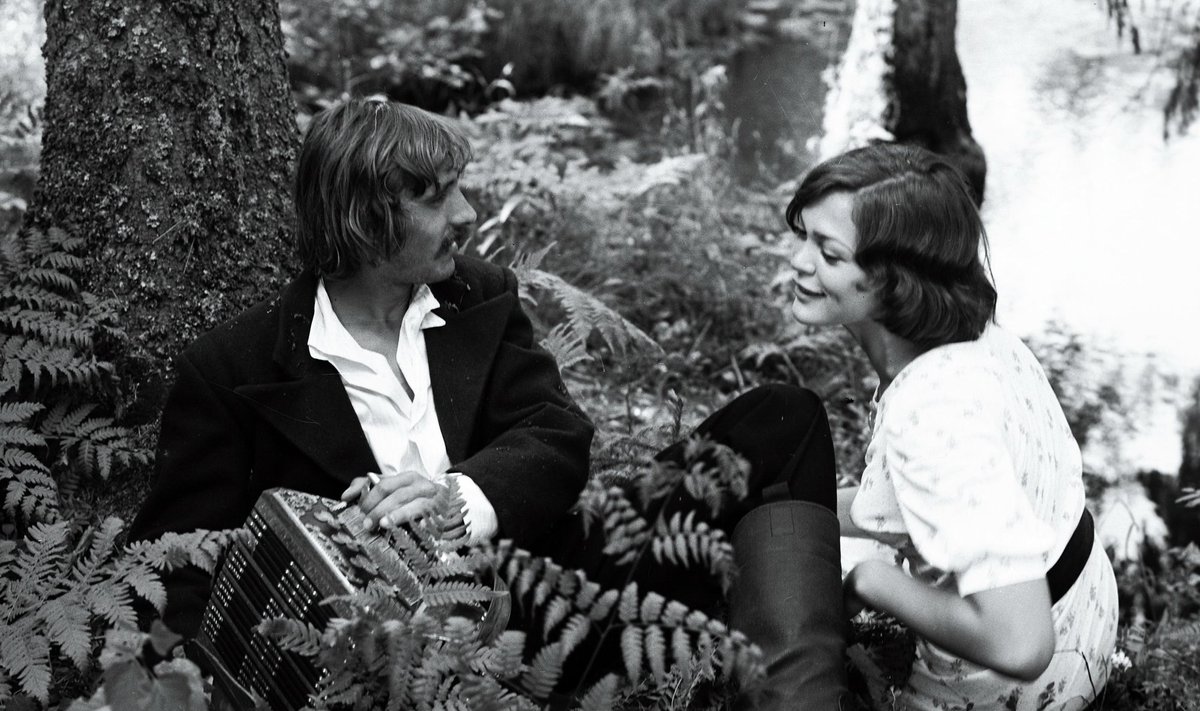 „Ukuarus“ (1973) lõpeb absoluutne süüdimatus Ulfsaki kehastatud Akslile traagiliselt. Fotol koos naispeaosatäitja Elle Kulliga.