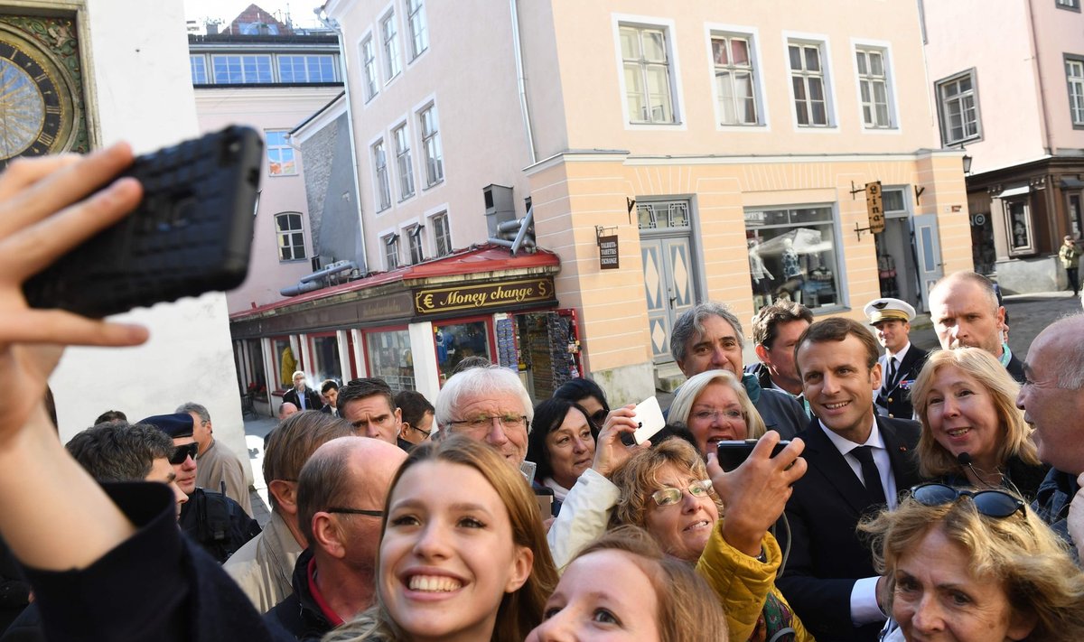 Prantsusmaa president Emmanuel Macron leidis eile hommikul aega ka Tallinna vanalinnas ringi käia ja lasta tavalistel Eesti inimestel endaga <em>selfie</em>’sid teha.