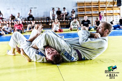Eesti meistrivõistlused Brasiilia jiu-jitsus - Ronald Stimmer (pealmine) vs Martin Orgusaar (mai 2014).