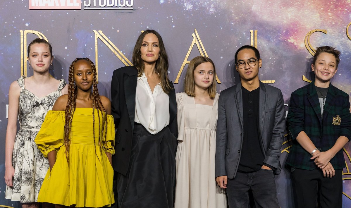 Angelina Jolie (vasakult kolmas) koos oma lastega. Tütar Vivienne seisab tema kõrval kreemikas kleidis. 