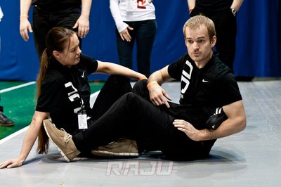 RAJU 9 - kohtunikud Ronald Stimmer (paremal) ja Kristiina Kasemets võistluste eel sportlastele reegleid tutvustamas (aprill 2012).
