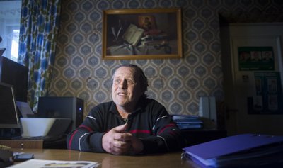 MTÜ Tšernobõli Ühendus esimees võtab veterane vastu oma eramajas. Veteraninädalast hoolimata ei kanna ta sinilille.