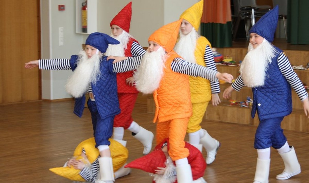 Vikerkaare nooremad tantsisid kunstiringide lõpetamisel Pöialpoiste tantsu. Foto: Siiri Raagmets