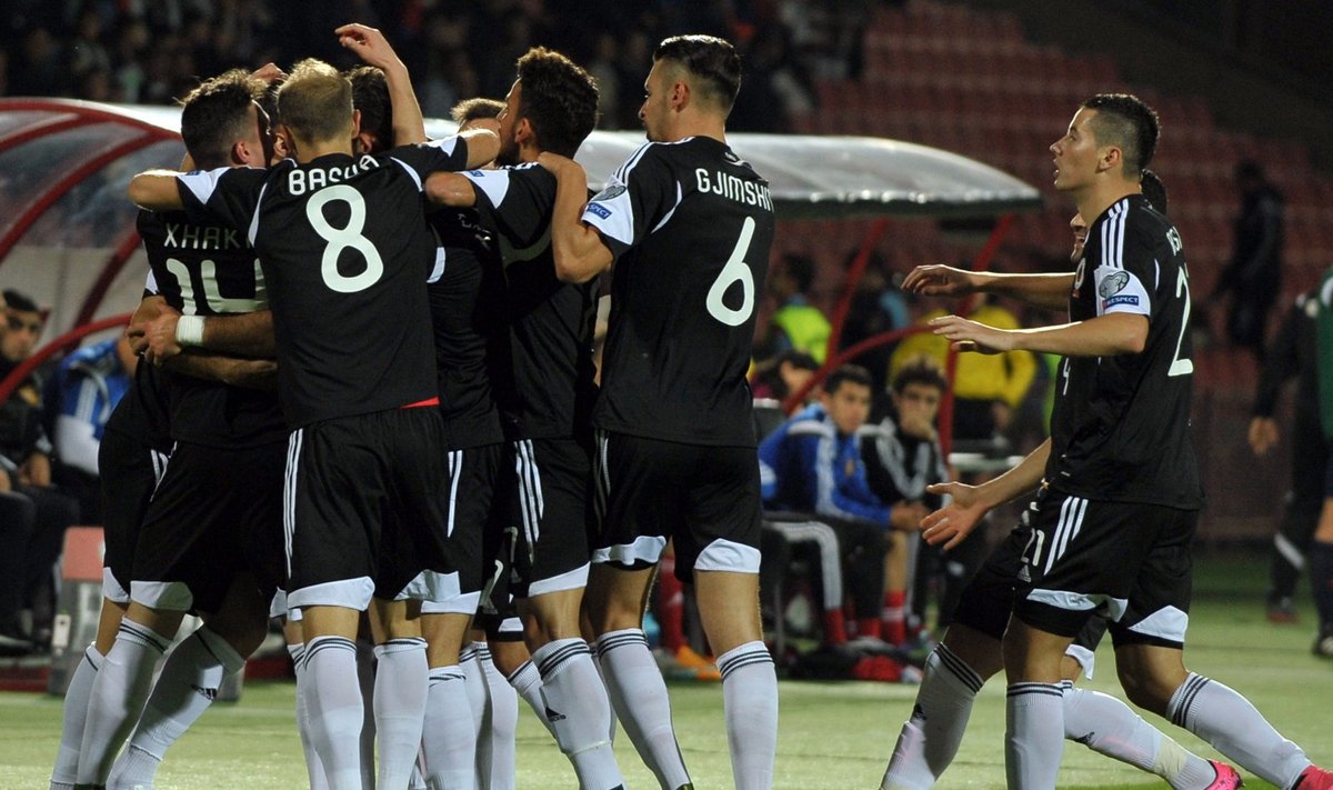 Albaania mängijad väravat tähistamas