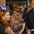 ЭКСКЛЮЗИВНЫЕ ФОТО: Леди Гага вышла из отеля и раздала подарки!