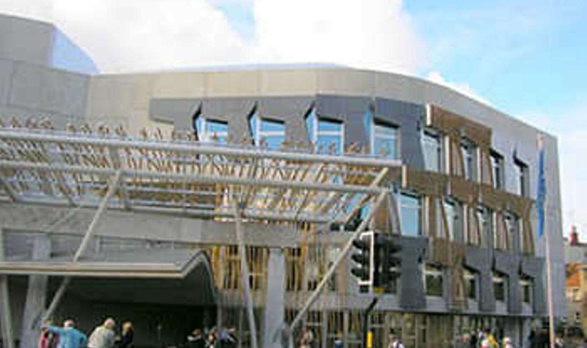 SIIN DISKUTEERISID SPETSIALISTID EUROOPA ERINEVATE ARHITEKTUURIPOLIITIKATE ÜLE:  2000. aastal surnud arhitekti Enric Mirallese projekti järgi kavandatud Šoti parlamendihoone Edinburghis pälvis tänavu Inglismaa tähtsaima arhitektuuriauhinna Stirling Prize’i. Piret Lindpere