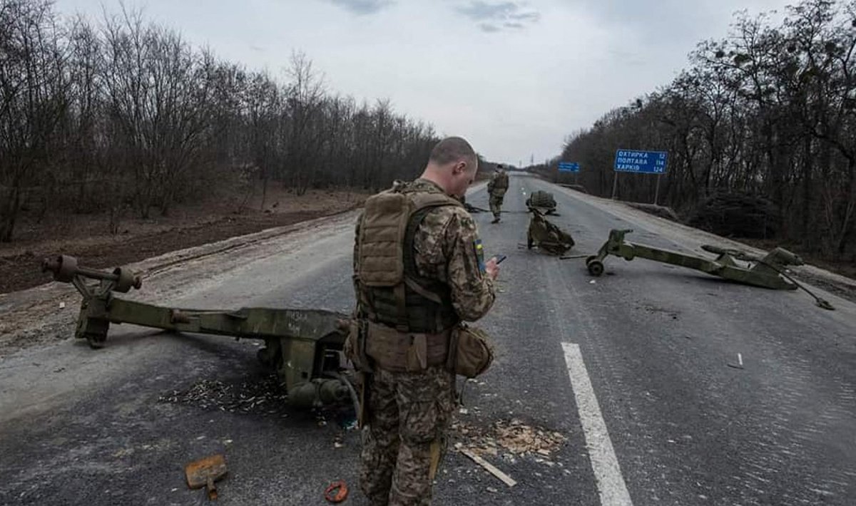 Украинские военные на трассе Сумы-Полтава