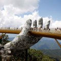 ВИДЕО: Во Вьетнаме построили мост из гигантских рук