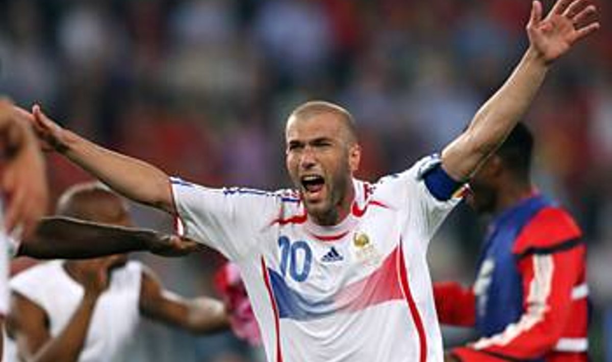vanade triumf: Ehkki enne MMi arvati, et tänavusest tšempionaadist saab noorte pidu, on peo tegelik peremees karjääri viimaseid mänge mängiv prantslane Zinedine Zidane. AFP