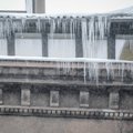 DELFI FOTOD: Ettevaatust! Tallinnas varitsevad katustel jääpurikad