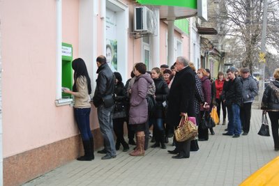 Kuna sularaha väljavõtmist on piiratud paarikümne euro suuruste summadeni päevas, siis vonklevad pangaautomaatide juures järjekorrad. 