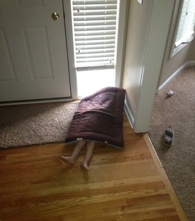 Põrandale pikali ja rätik peale, kindlasti ei näe keegi.