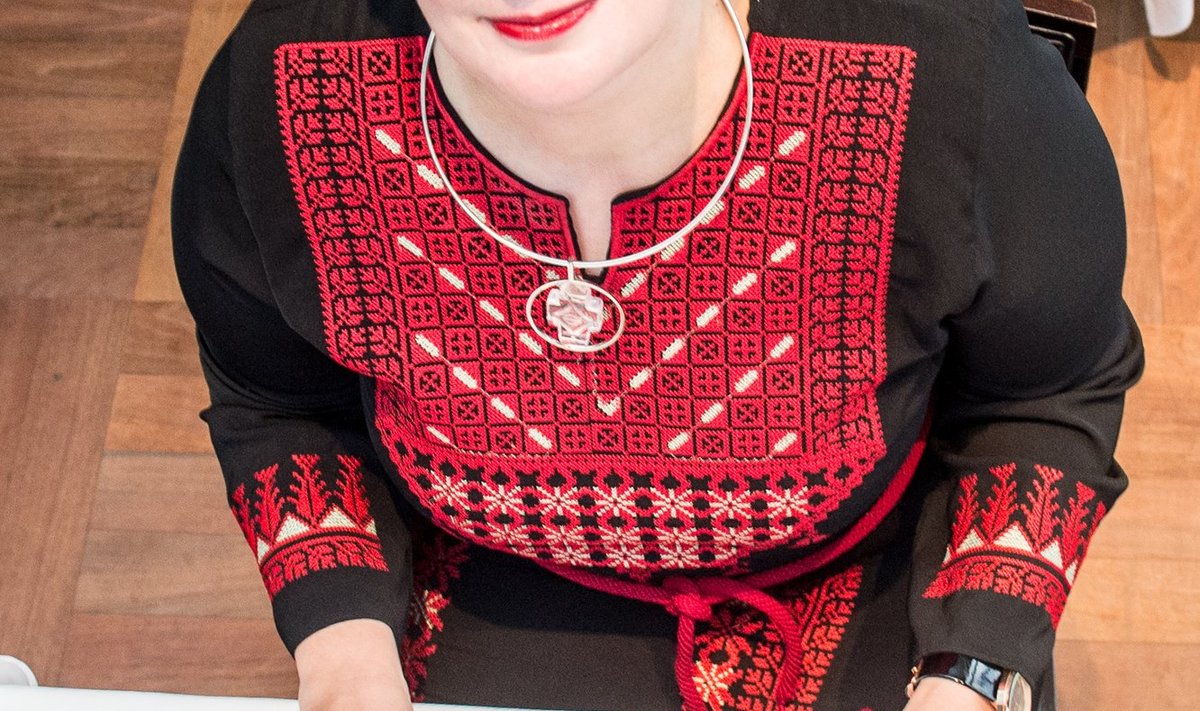 Must ja punane: Narva on riietuse mõttes distsiplineeriv koht, tunnistab Katri Raik. „Olen kord elus teksadega tööl käinud ja selle peale küsis kolleeg, et olen ma haige või puhkusel.”