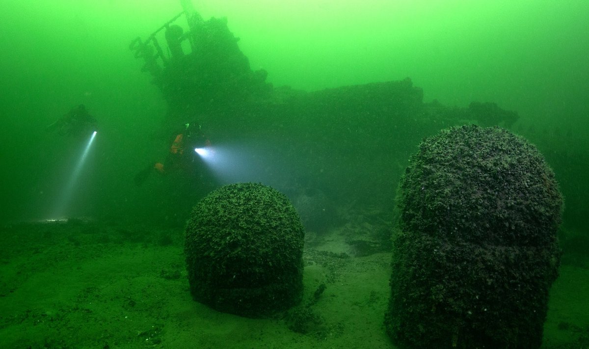 Uppunud allveelaeva ees on meremiinid.