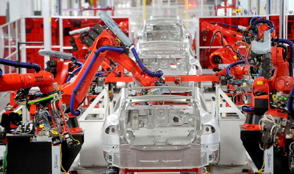 Robotid panevad kokku Tesla autosid Fremonti tehases