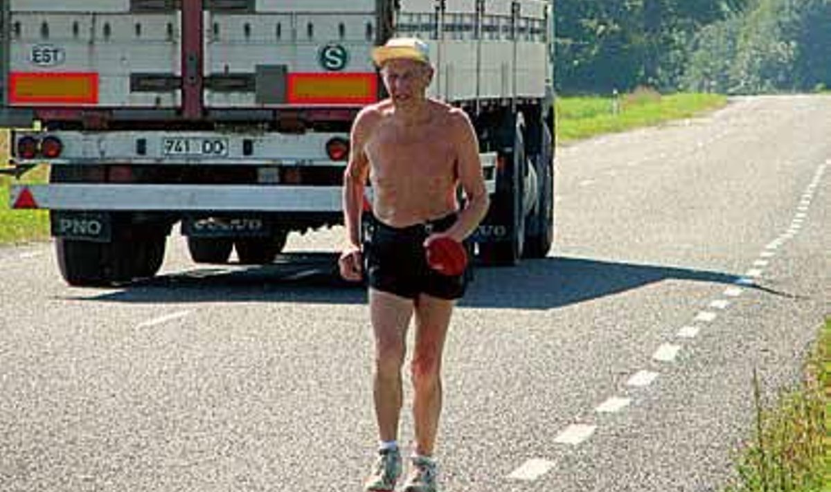 80aastane Benno Viirandi on Eesti läbi aegade vanim maratonitulemuse kirja saanud jooksja. Foto on tehtud hiljutise maanteetreeningu ajal. Foto: Alar Karu
