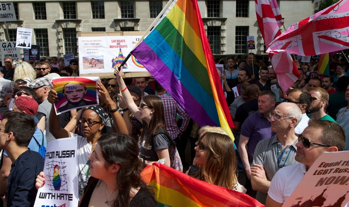 Protestijad loodavad, et David Cameron võtaks geiõiguste diskrimineerimise teema üles G20 kohtumisel, mida Putin võõrustab.