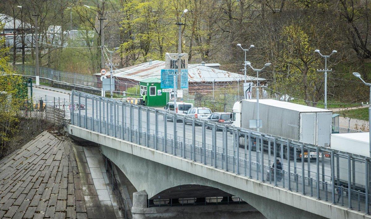 Грузовики на пограничном мосту в Нарве