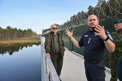 President Alar Karis ja PPA peadirektor Egert Belitšev vastvalminud piirilõigu ääres Kriiva järvel.