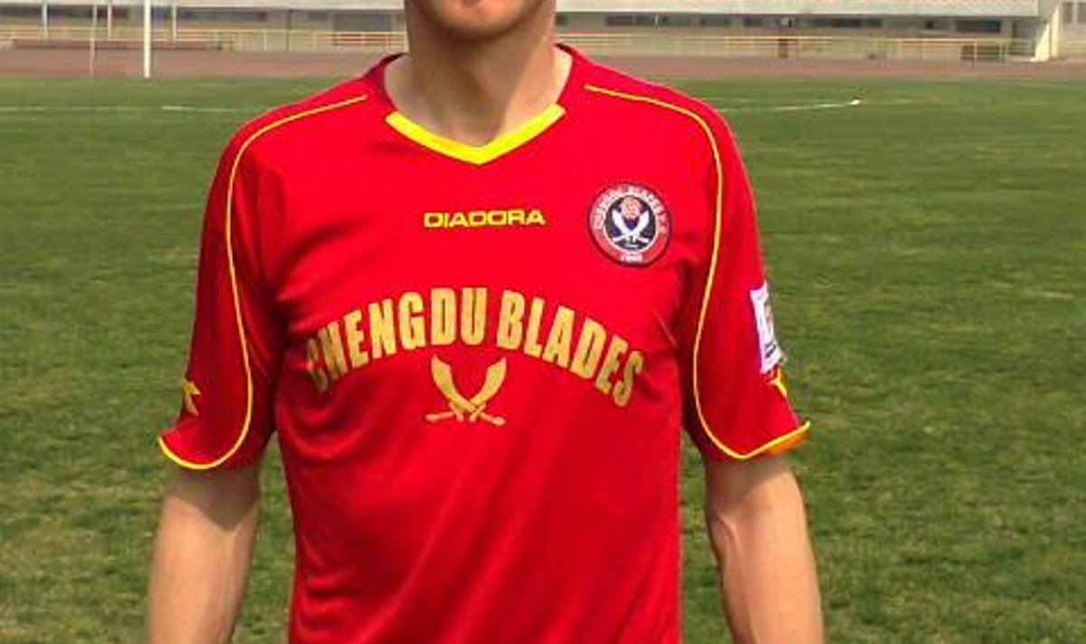 Raio Piiroja Chengdu meeskonna vormis, jalgpall