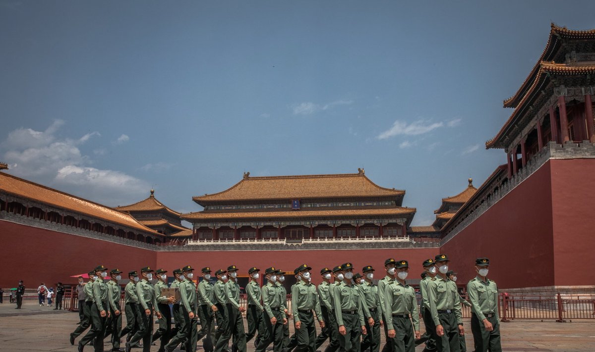  Hiina Rahvavabastusarmee (PLA) sõdurid eile Pekingis Keelatud linna sissepääsu ees. Riiklik Rahvakongress kogunes eile.